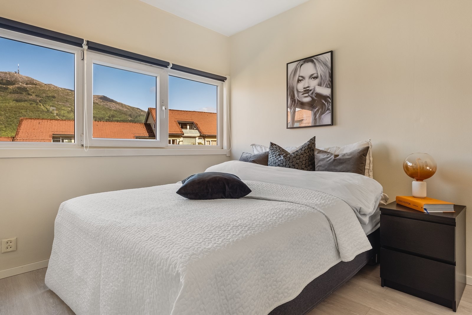 Soverom 2 er også av god størrelse og malt i en behagelig farge. Her er det plass til dobbeltseng, nattbord og øvrig soveromsmøblement. Galleribilde