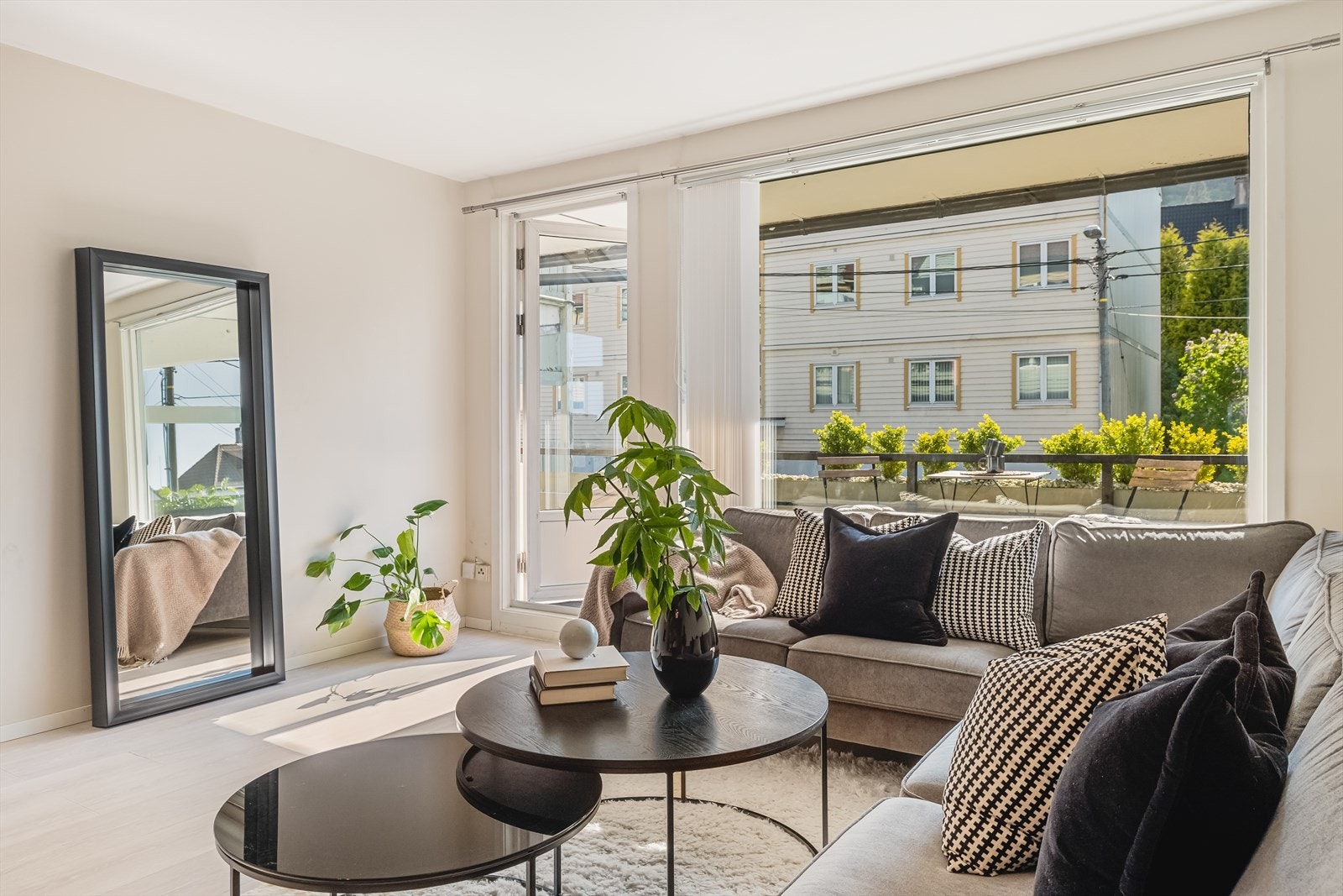 Det er godt med lysinnslipp fra vindu og altandør i stuen. Galleribilde