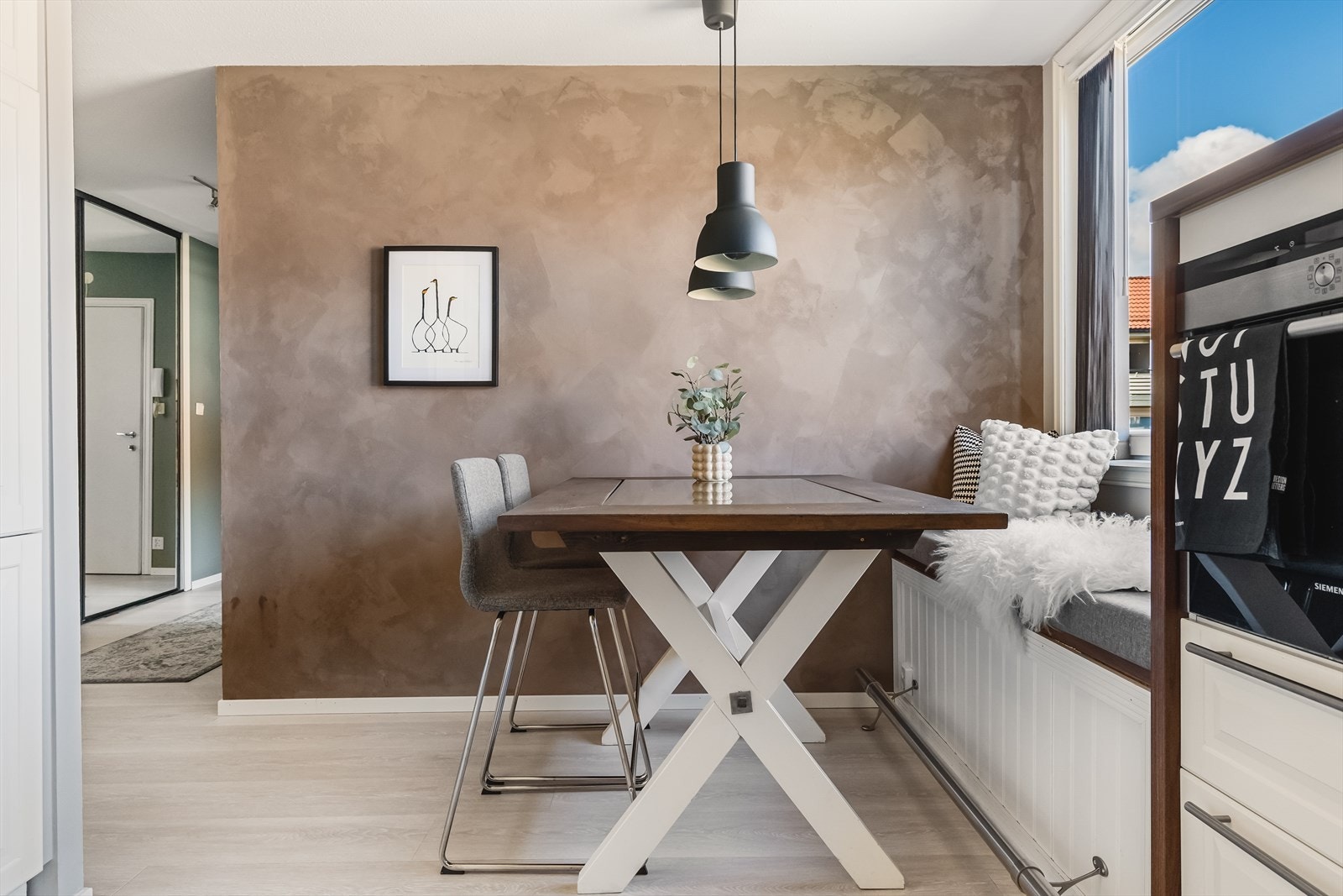 Innebygd kjøkkenbenk som utnytter arealet godt. Galleribilde