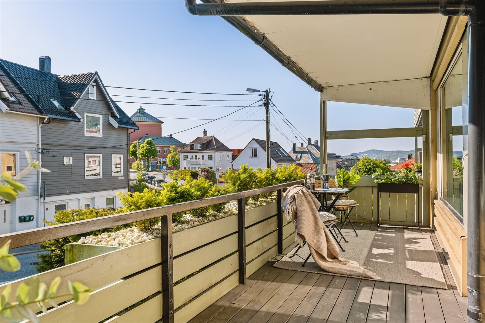 Her kan man nyte solen fra ca. kl. 13-22 på sommerstid! Galleribilde