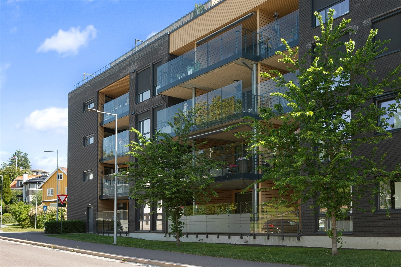 Svært pendlervennlig beliggenhet. Brakerøya togstasjon ligger omtrent åtte minutter unna til fots, og herfra går det hyppige togavganger mot både Oslo og Kongsberg. Galleribilde