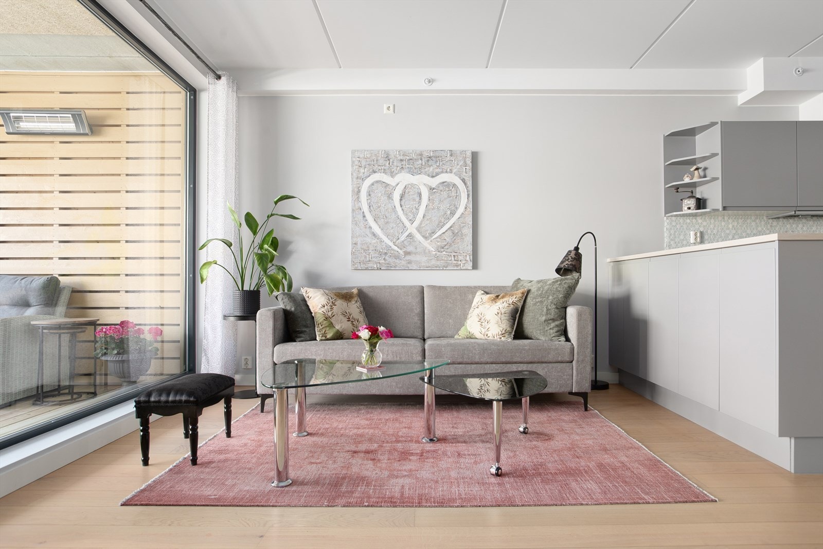 I stuen er det god plass til både sofagruppe og spisestue. Galleribilde