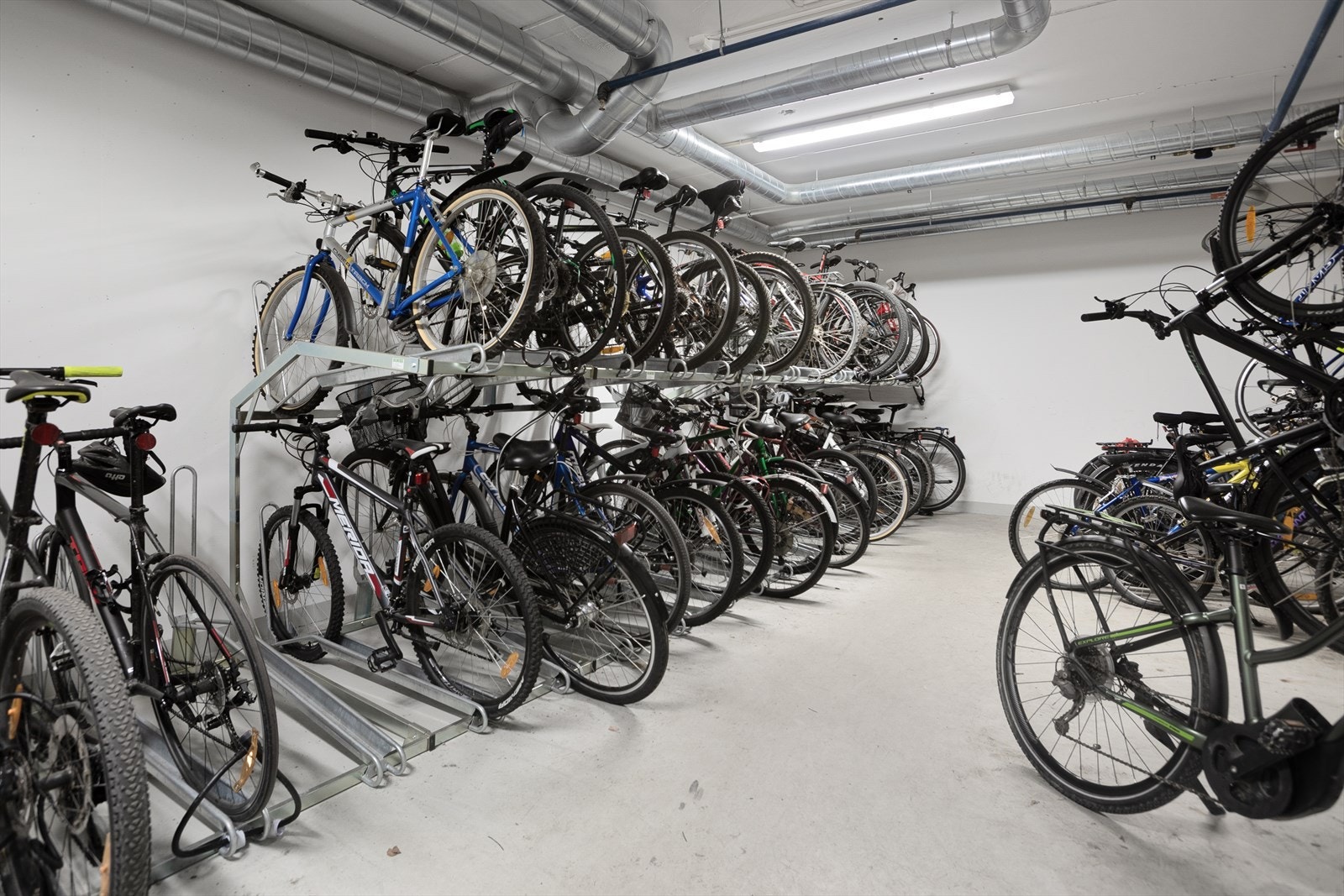 I kjelleren er det egen sykkelparkering Galleribilde