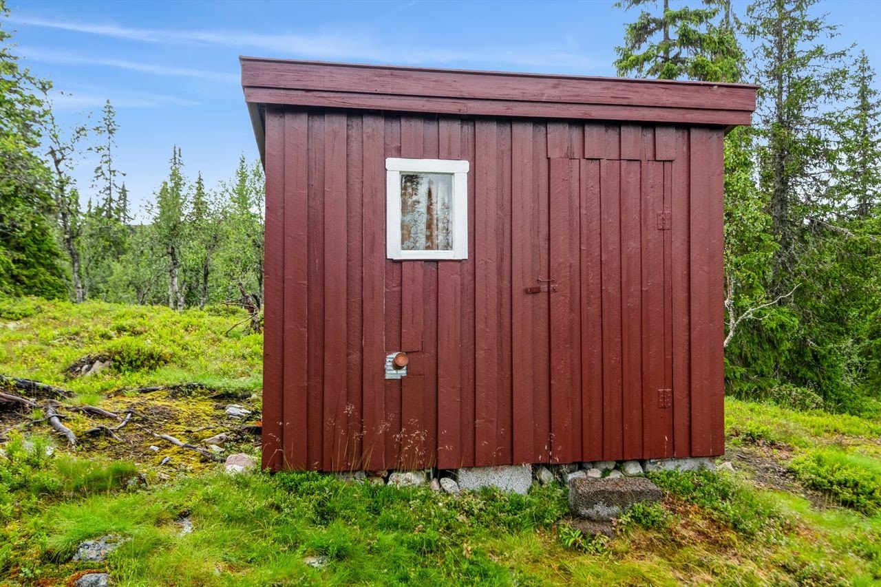 Frittstående uthus med bod og utedo. Galleribilde