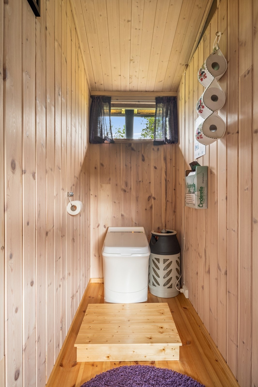 Cinderella forbrenningstoalett på toalettrommet i hytta. Galleribilde