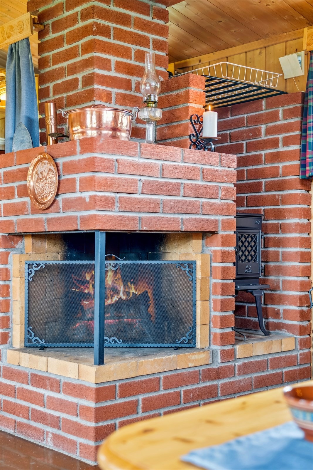 Varme på peisen gir den rette atmosfæren! Vedovnen ved siden av gir rask og god oppvarming av hytta. I tillegg er det Wallas ovn så man ringe hytta varm. Galleribilde