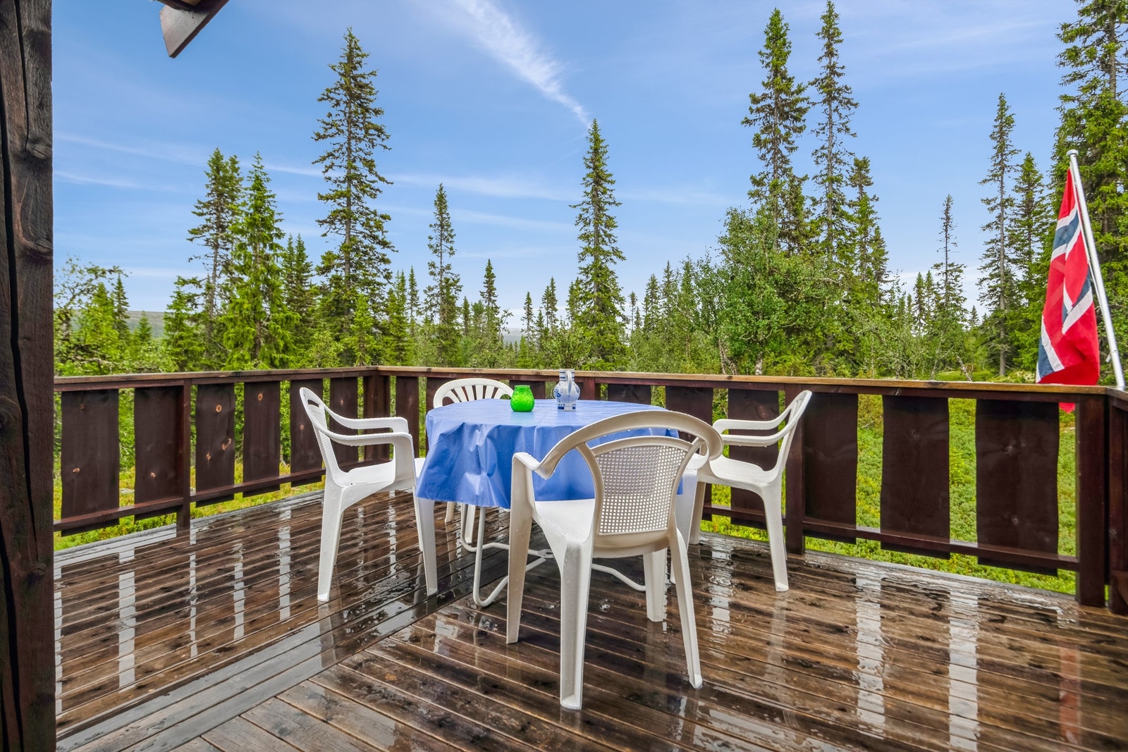 Terrasse ved inngangsparti med plass til utemøblement. Galleribilde