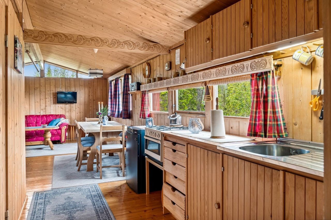 Kjøkkenet har gasskjøleskap fra 2021 og en eldre komfyr m/3 bluss og stekeovn som inngår i salget. Galleribilde