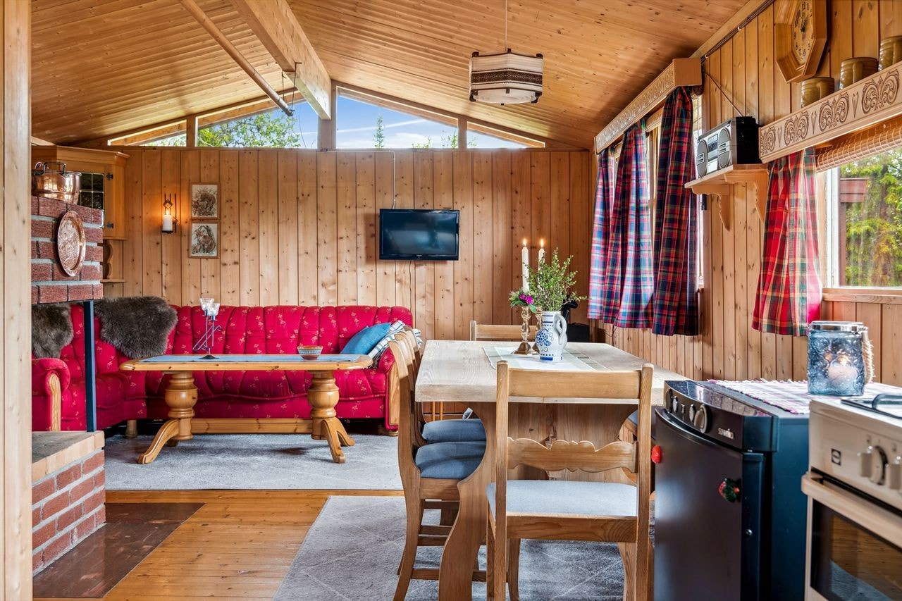 Stue og kjøkken i åpen løsning. De karakteristiske vinduene gir godt med lysinnslipp og utsikt. Galleribilde