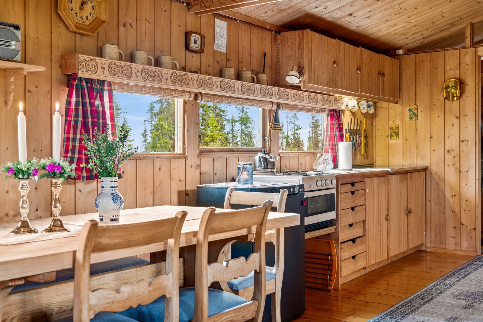 Spisestue inntil kjøkkenet. Fint med vinduer over kjøkkenbenken for lys og utsikt. Heltre innredning med originale skap. Galleribilde