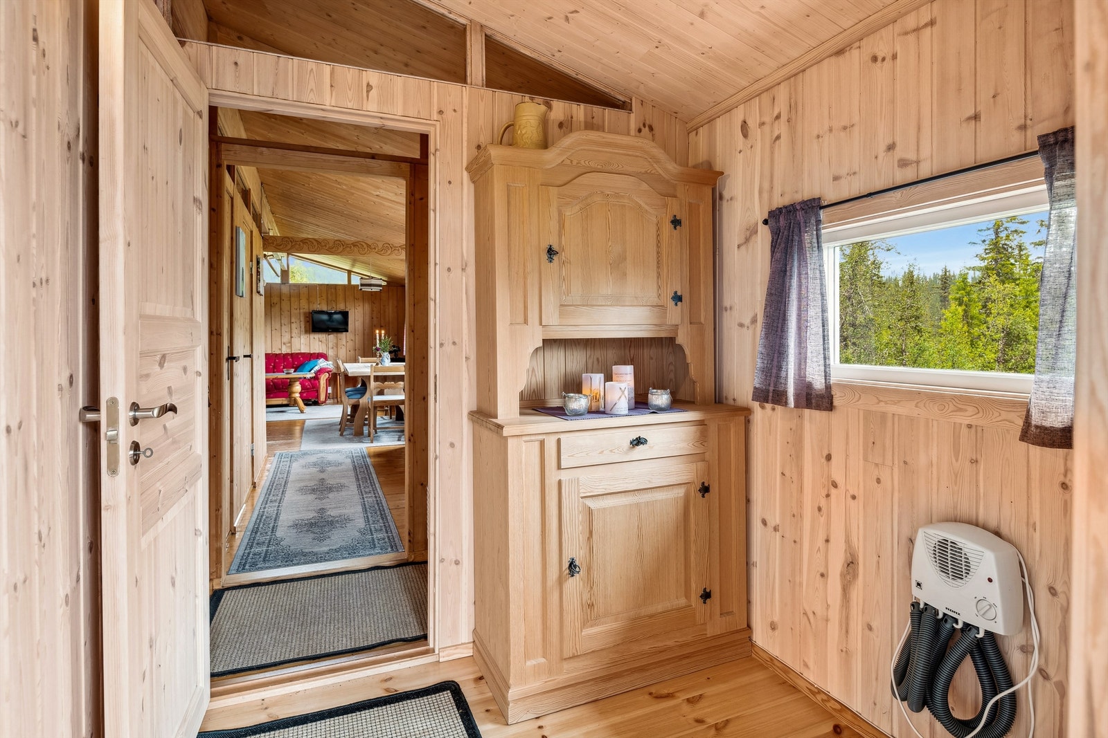 Lys og trivelig entrè. Entrè og toalettrom ble tilbygd i 2013. Entrèen har skotørker og et strømuttak. Galleribilde