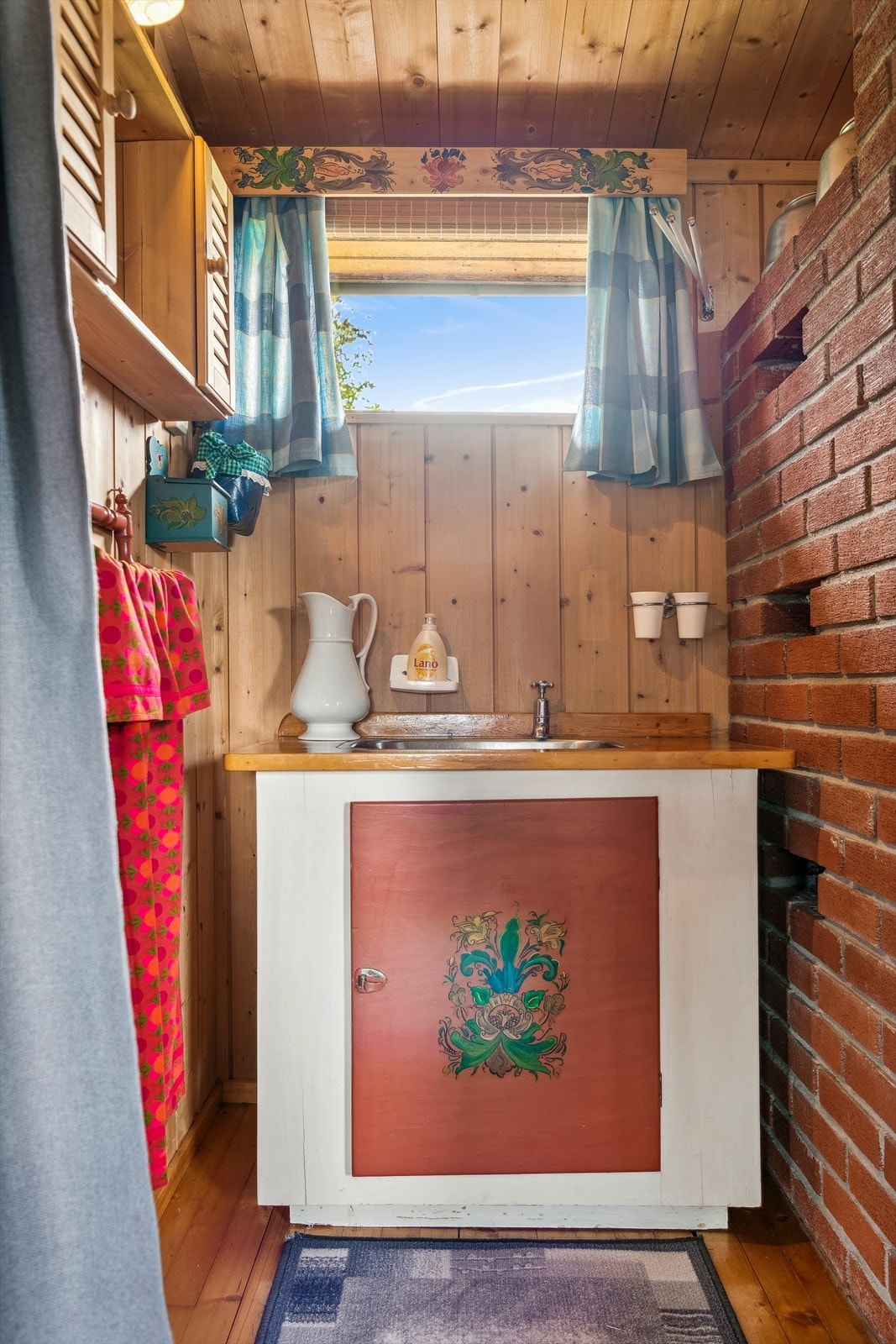 Hygienerom innredet med skap med vask og speilskap. Hytta har ikke innlagt vann, men kildevann hentes ca 200 meter fra hytta. Galleribilde