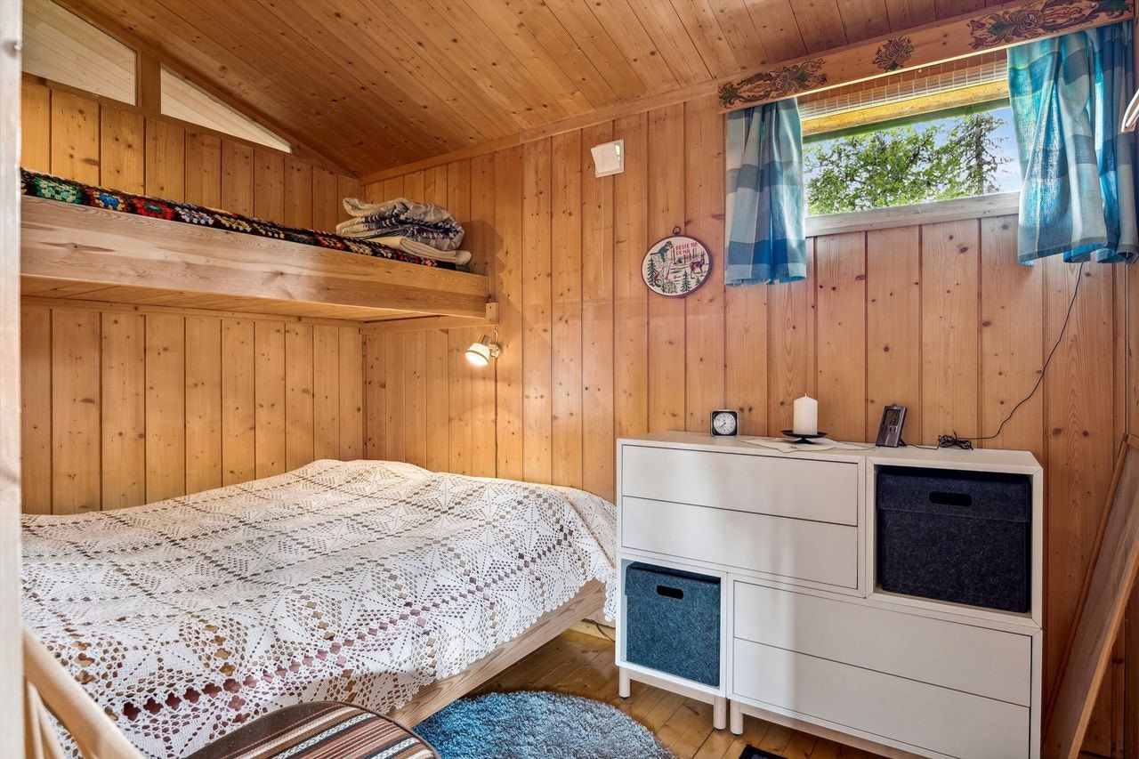 Hytta har 2 soverom. Dette er innredet med bred underkøye og en overkøye samt kommode. Galleribilde