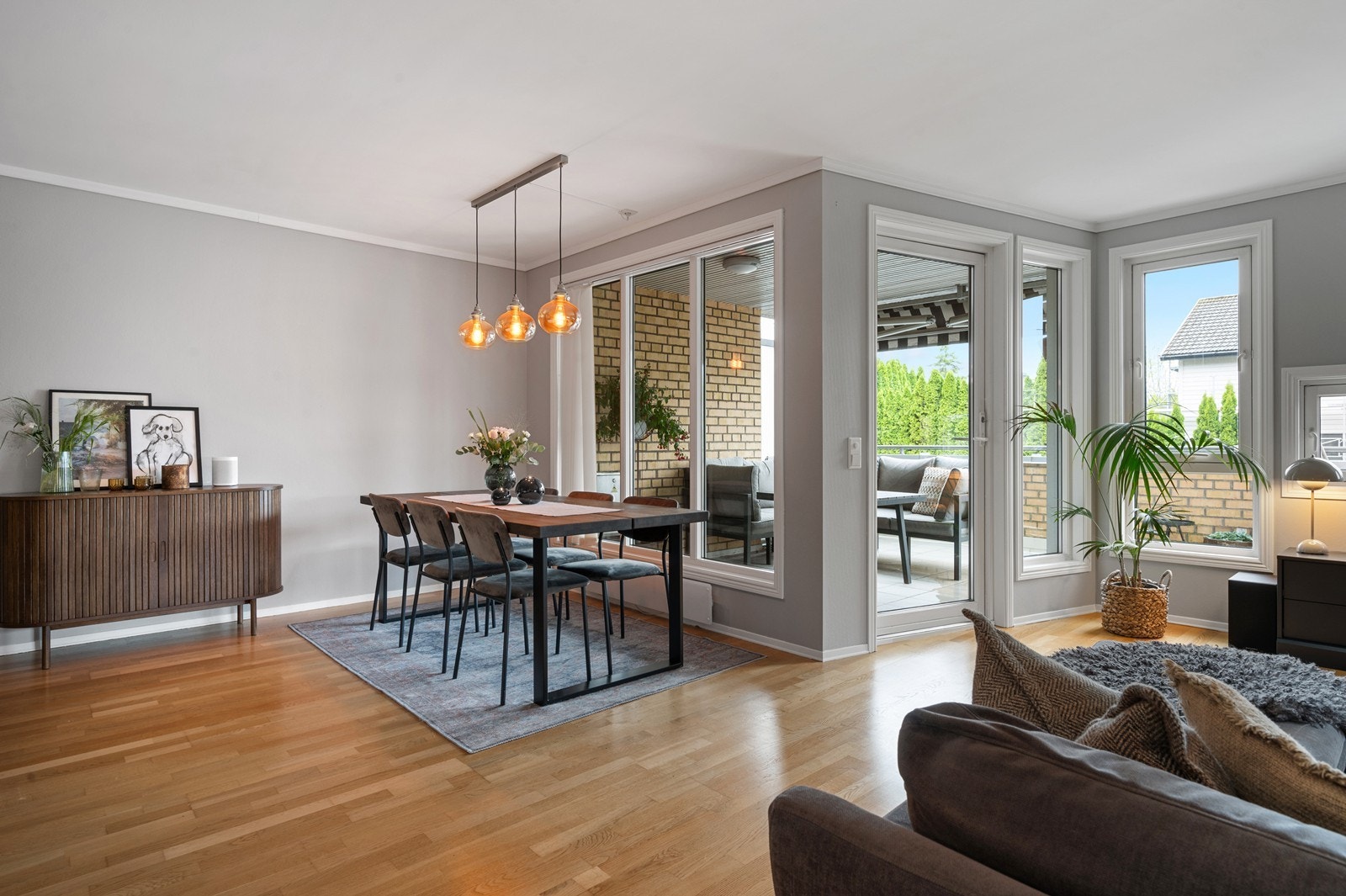 Adkomst til overbygget terrasse fra stue Galleribilde