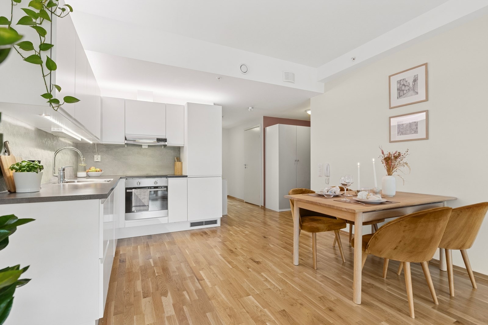 Hyggelig plass til spisebord, perfekt for måltider og sosiale sammenkomster. Galleribilde