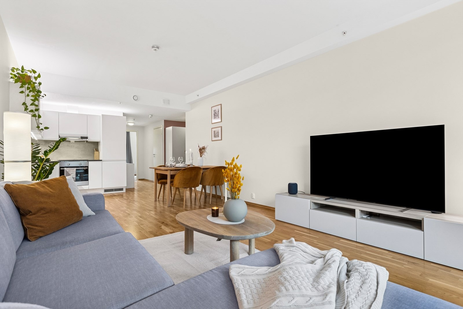 Åpen løsning mellom kjøkken og stue gir en romslig og luftig atmosfære. Galleribilde