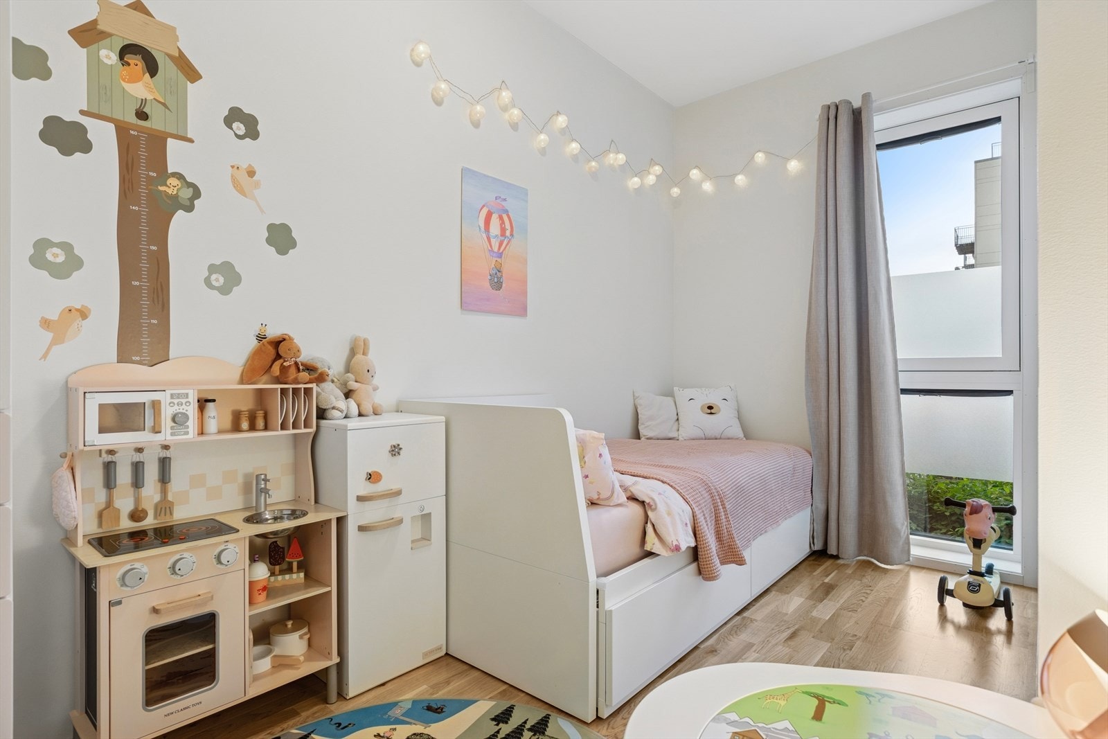 Det andre soverommet er fleksibelt og kan innredes som barnerom, gjesterom eller kontor. Rommet er på ca. 7,4kvm. Galleribilde