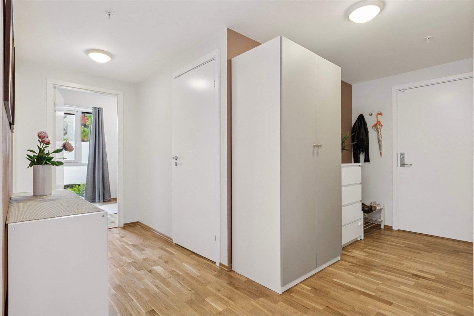 Velkommen inn - her har man plass til oppheng av tøy og oppbevaring av sko. Galleribilde