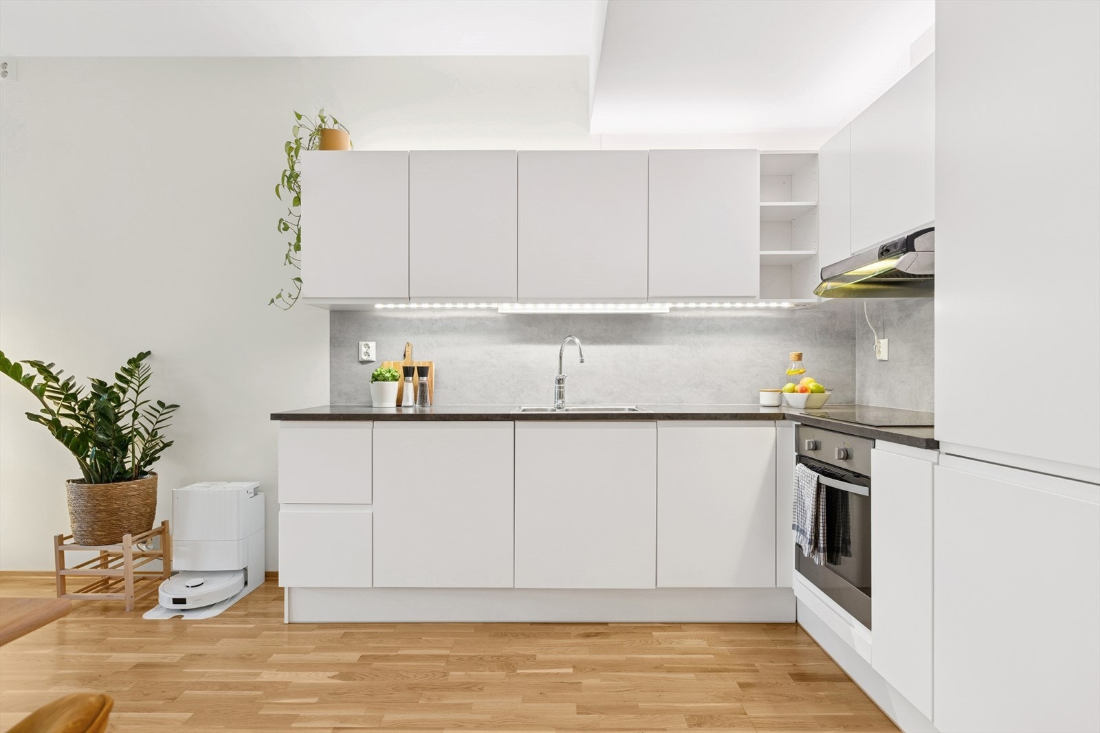 Kjøkken med åpen løsning mot stuen. Galleribilde