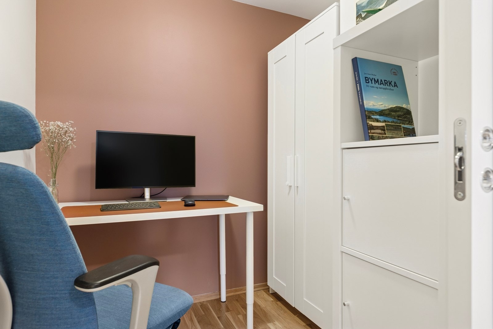 Et effektivt kontorrom - ideelt for produktive arbeidsdager. Dette har adkomst fra soverom 2 og kan også brukes som walk-in garderobe. Galleribilde