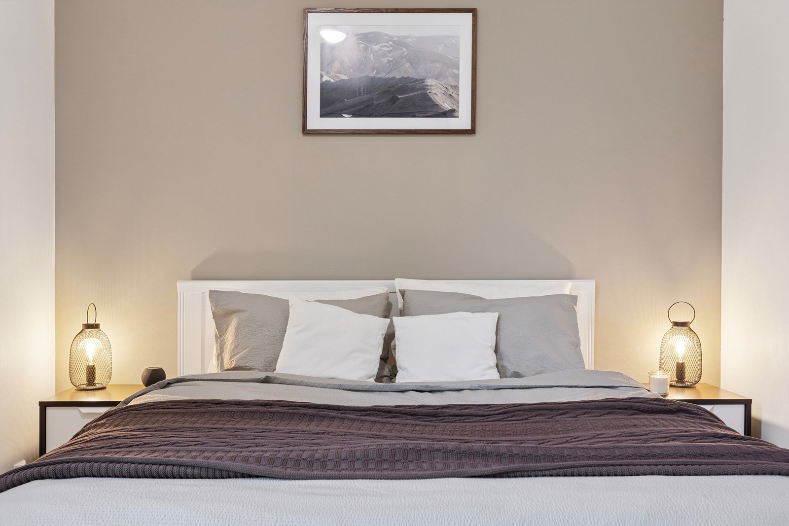 Hovedsoverommet kan enkelt innredes med dobbeltseng, nattbord og garderobeskap. Rommet er på ca. 12kvm. Galleribilde