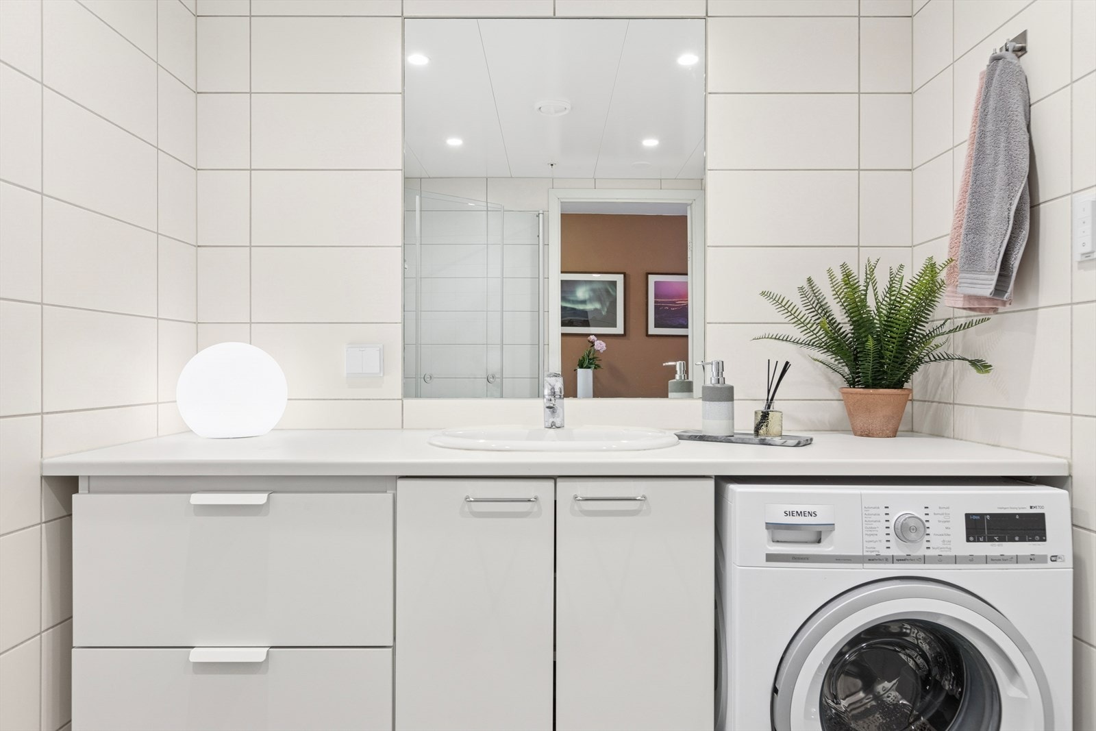 Badet er innredet med alle nødvendigheter og har opplegg til vaskemaskin. Galleribilde