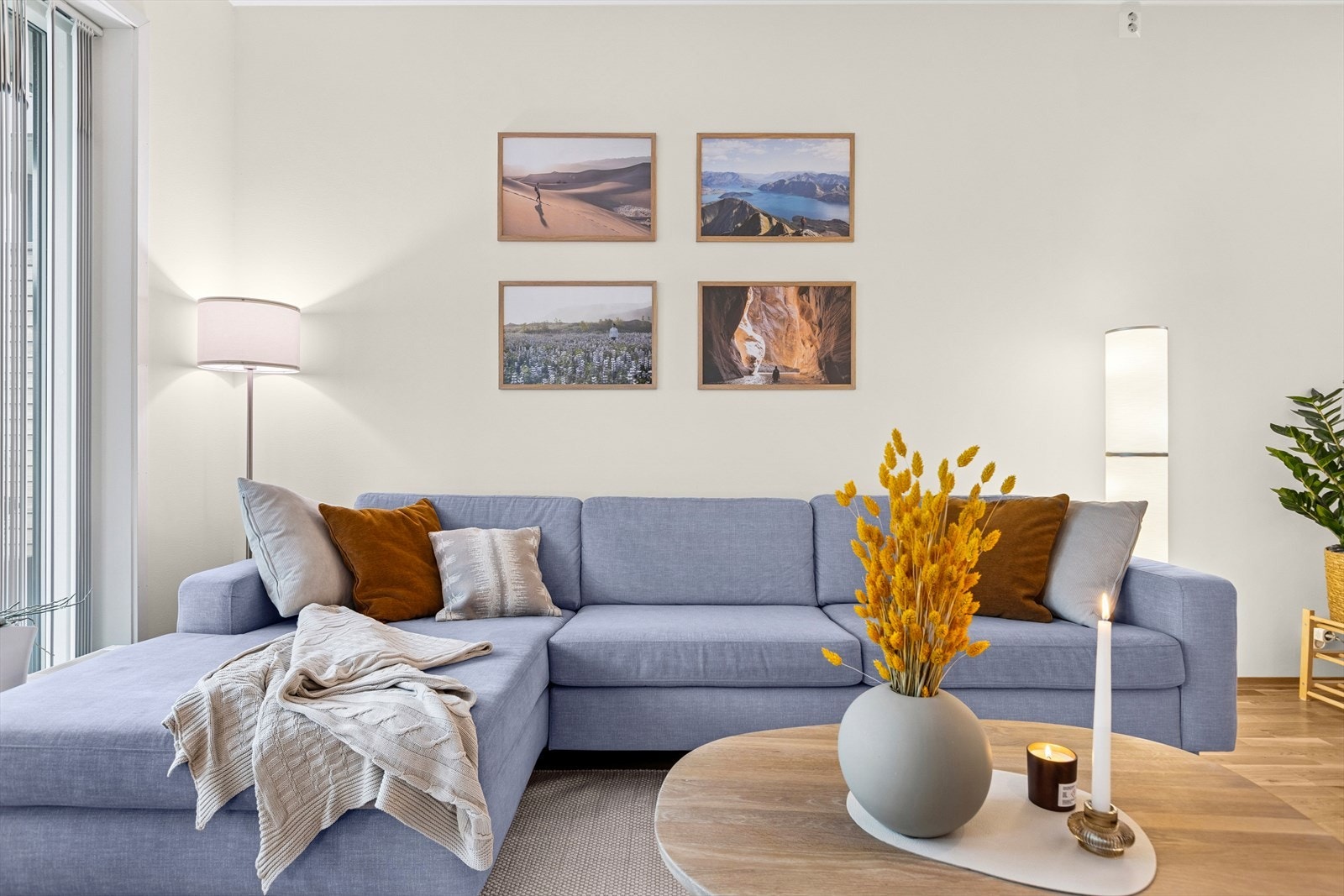 Leilighetens store vindusflater, gode takhøyde og moderne farger, gir en behagelig atmosfære. Galleribilde