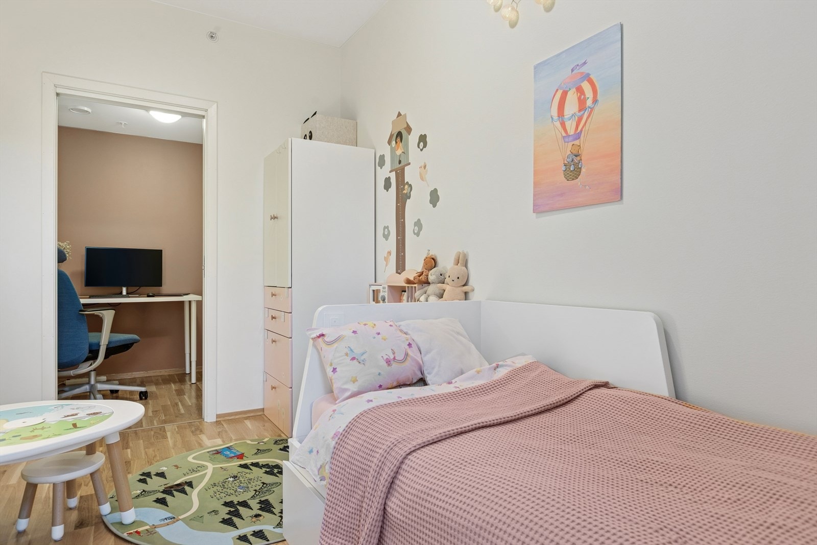 Samt plass til garderobeskap og andre nødvendige møbler. Galleribilde