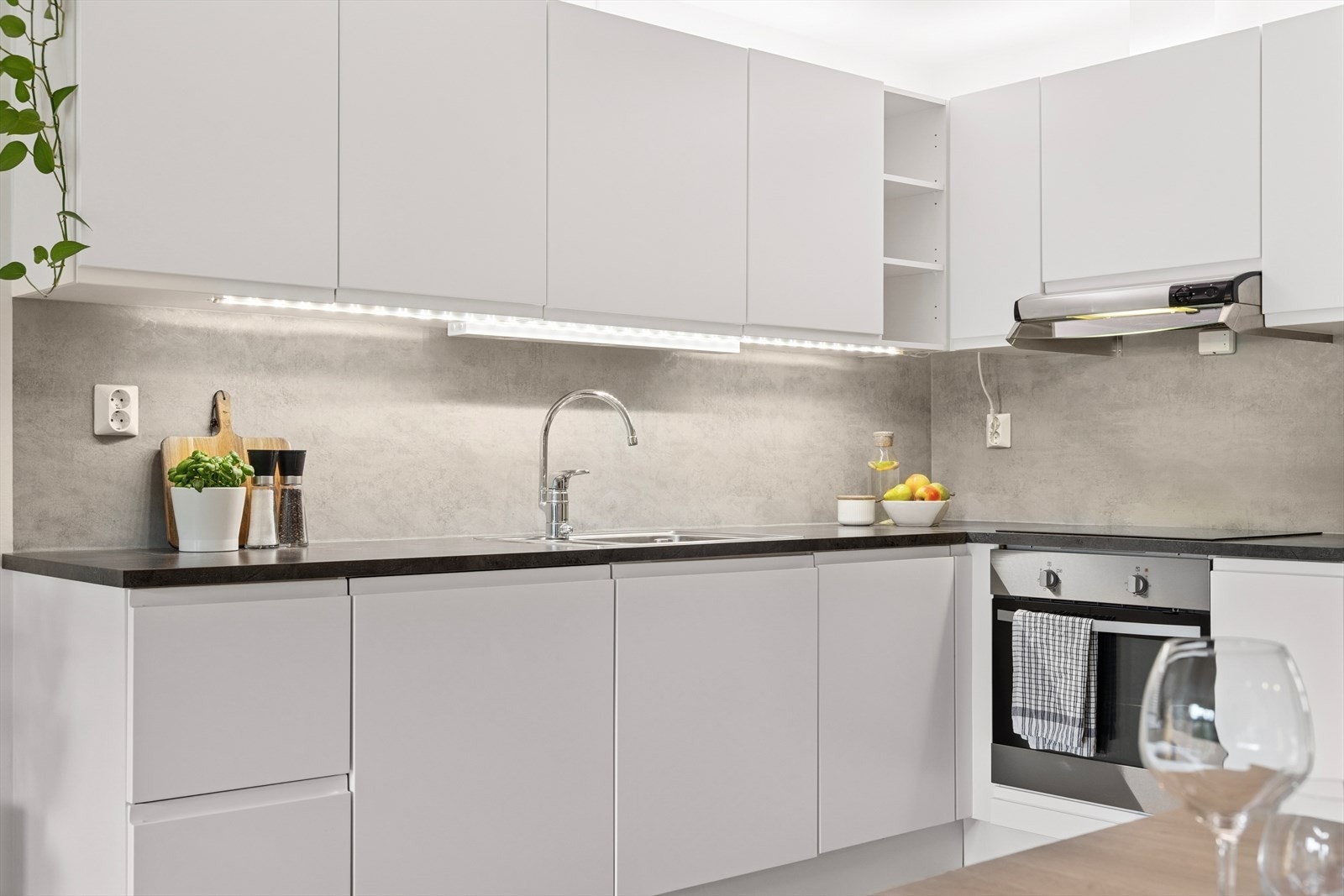 Kjøkkeninnredningen består av folierte skrog med slette fronter og laminert benkeplate. Galleribilde