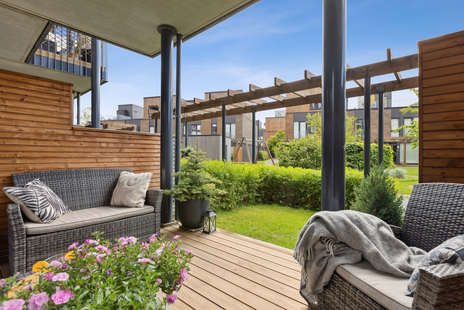 Fra stuen er det direkte utgang til terrassen på ca. 10 kvm. Galleribilde