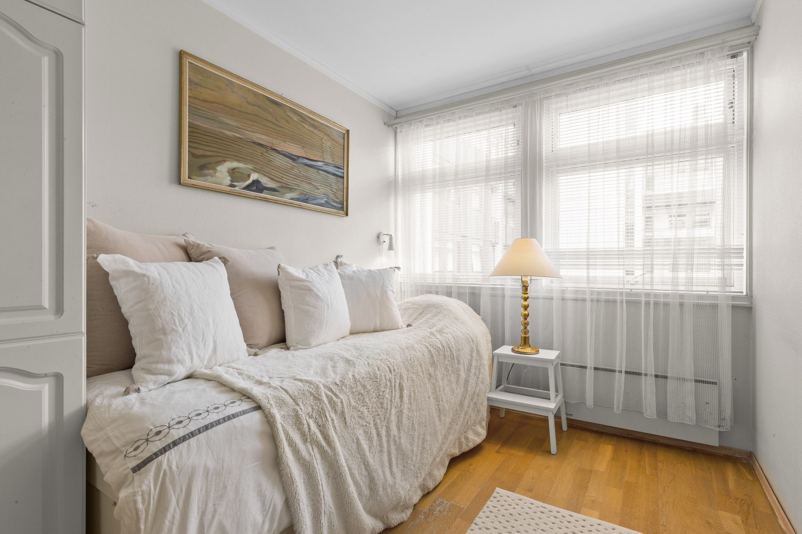Soverom 2 med plass til seng og garderobeskap Galleribilde