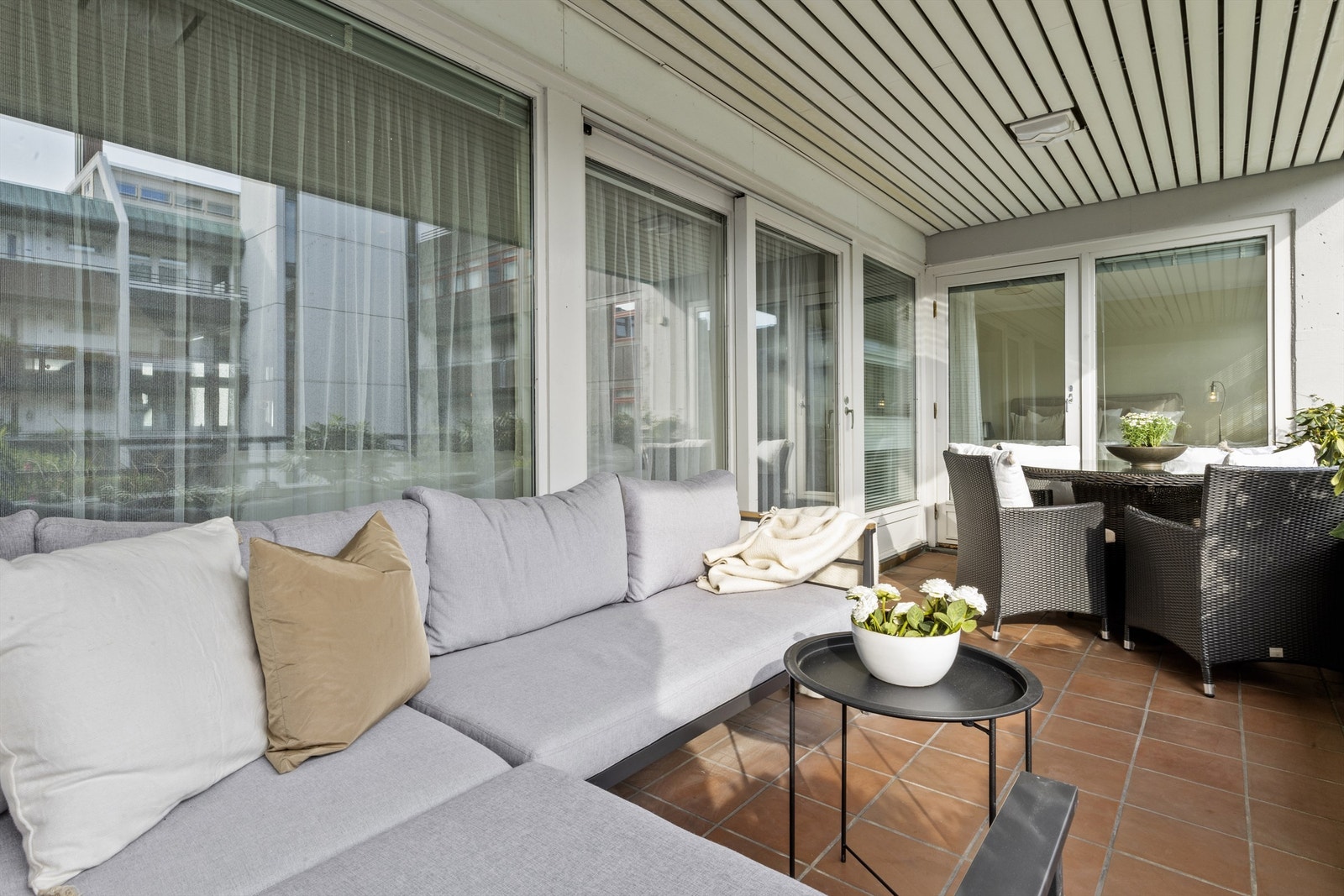 Romslig terrasse med gode møbleringsmuligheter Galleribilde
