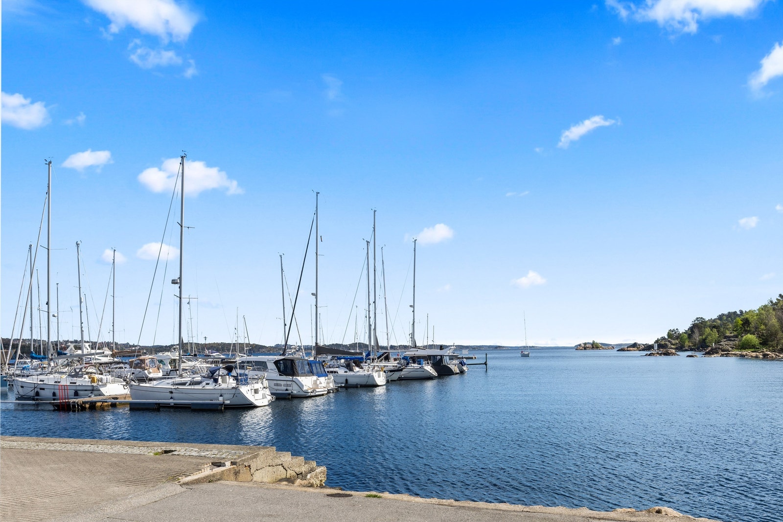 Kort vei til Odderøya med turmuligheter og flere badeplasser Galleribilde