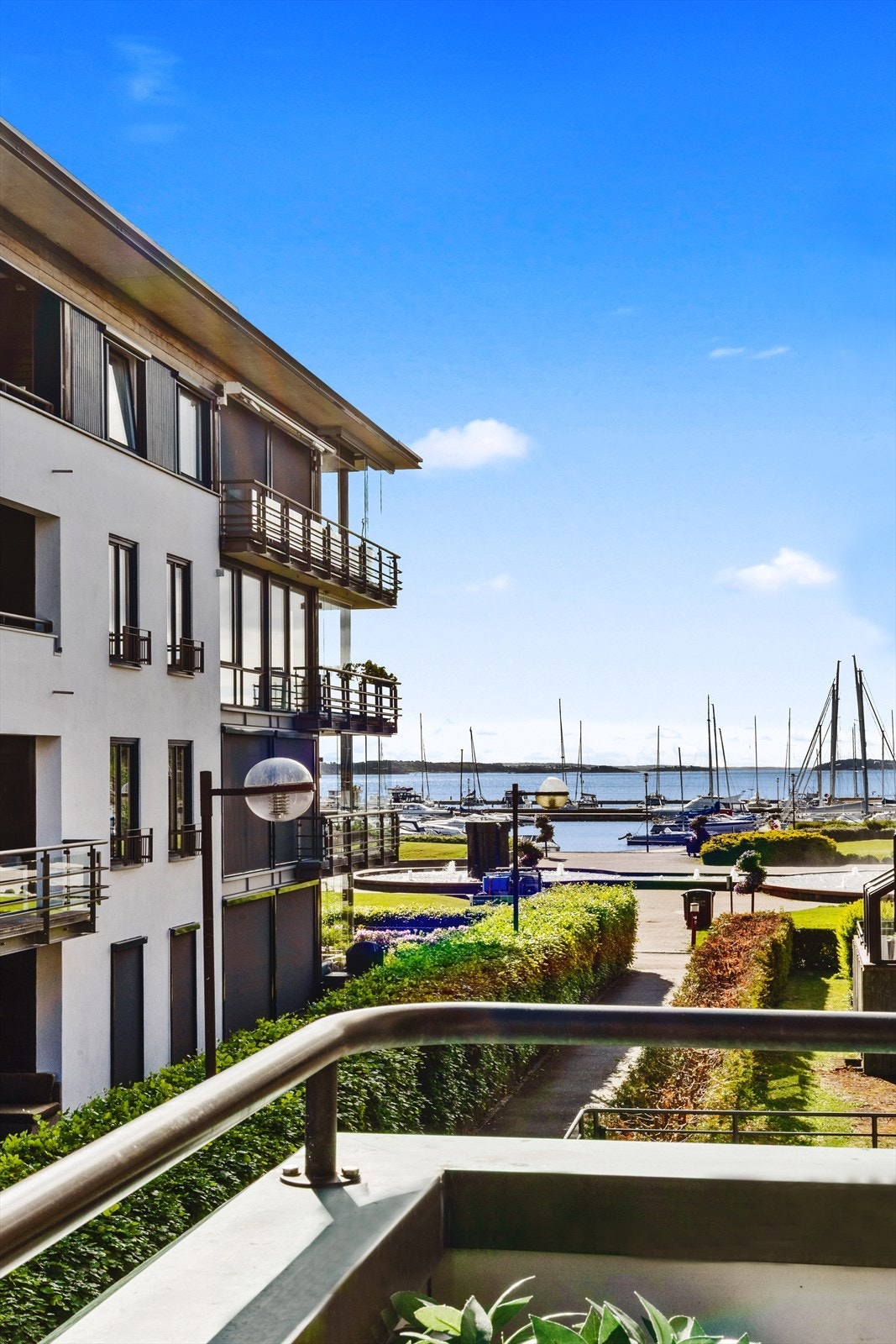Utsikt fra terrasse mot Strandpromenaden, Nupen og gjestehavna Galleribilde