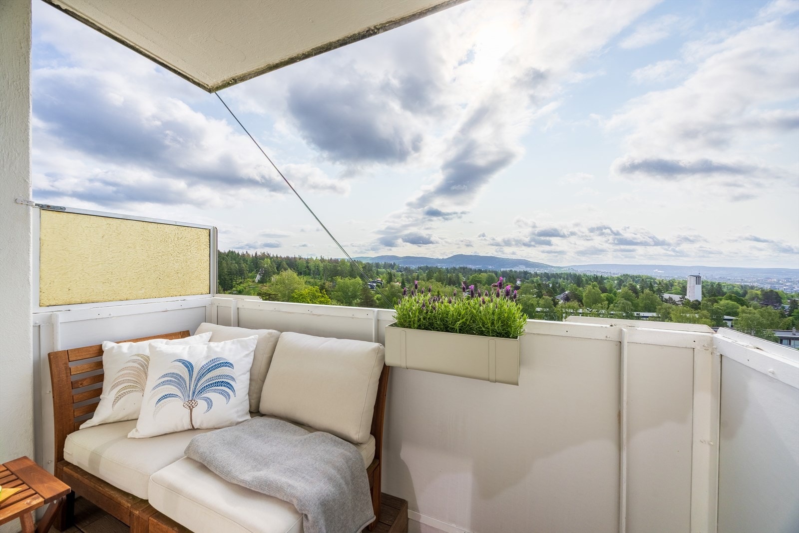 Deler av gulvet er bygget litt opp så man også får nytet utsikten fra sofaen Galleribilde