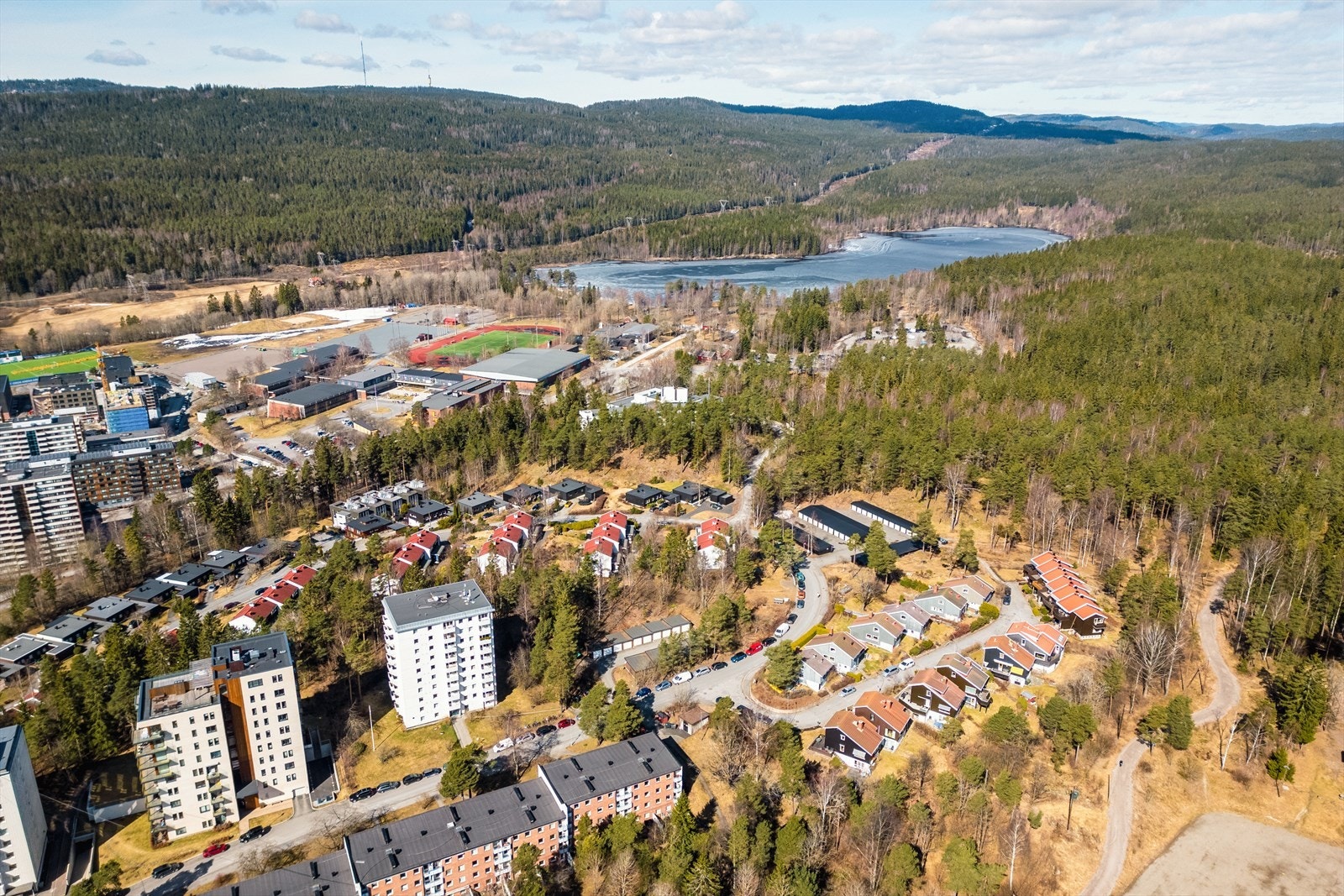 Sognsvann med alt fra bading, løping, sykling og skiløyper ligger faktisk i din egen bakgård. Galleribilde