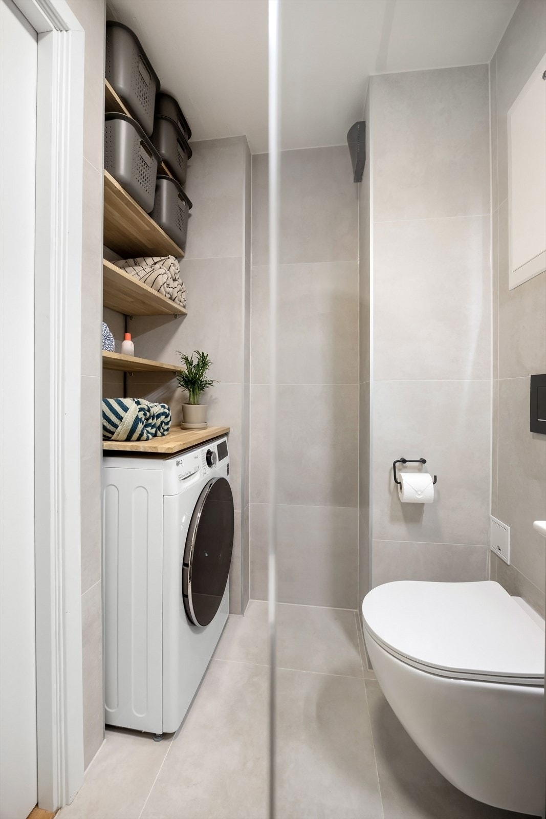 Badet ble utvidet for å få plass til stor vaskemaskin med hyller over Galleribilde