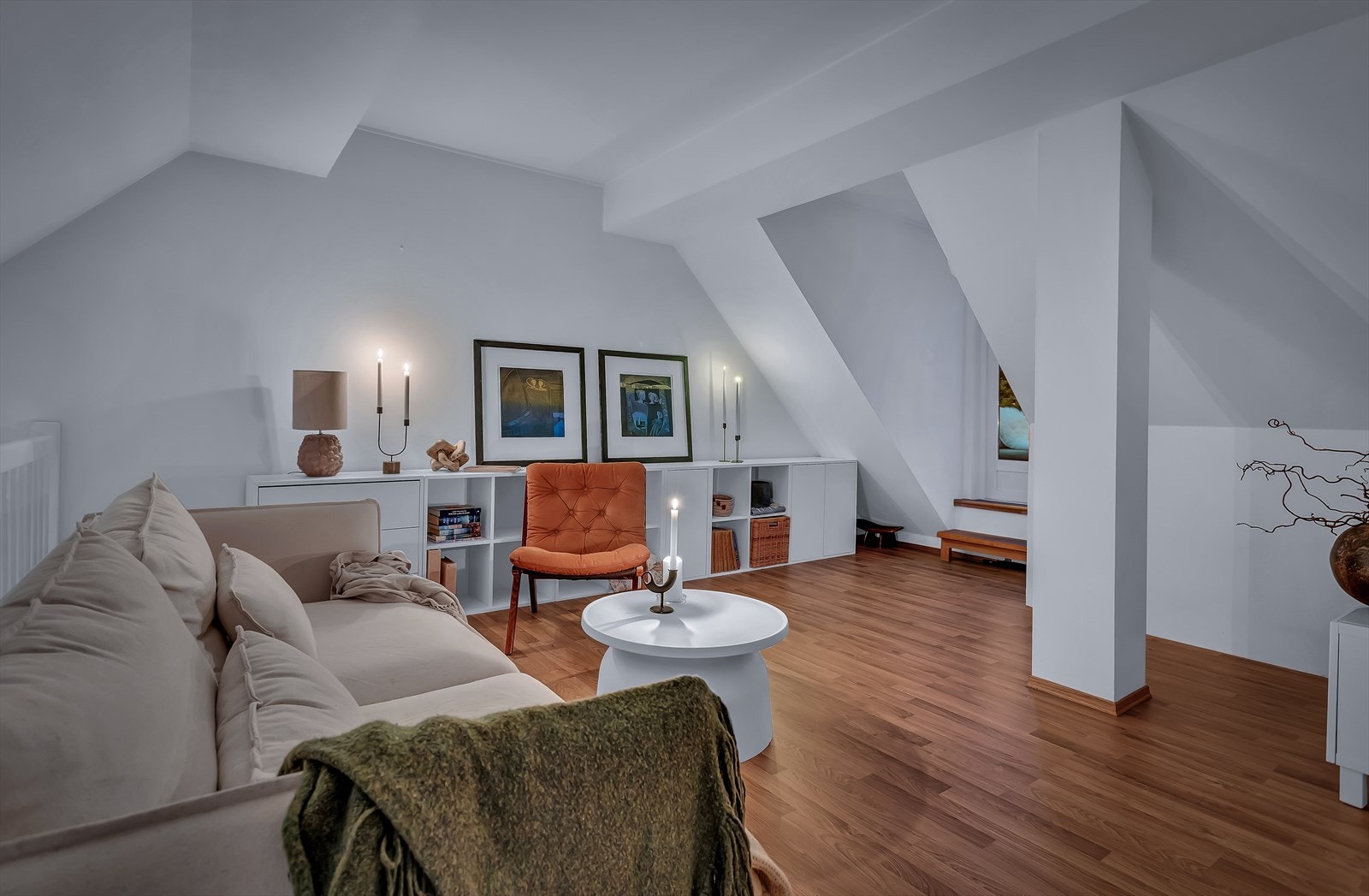 Lys og anvendelig loftstue med skråhimling gir fleksible møbleringsmuligheter. Galleribilde