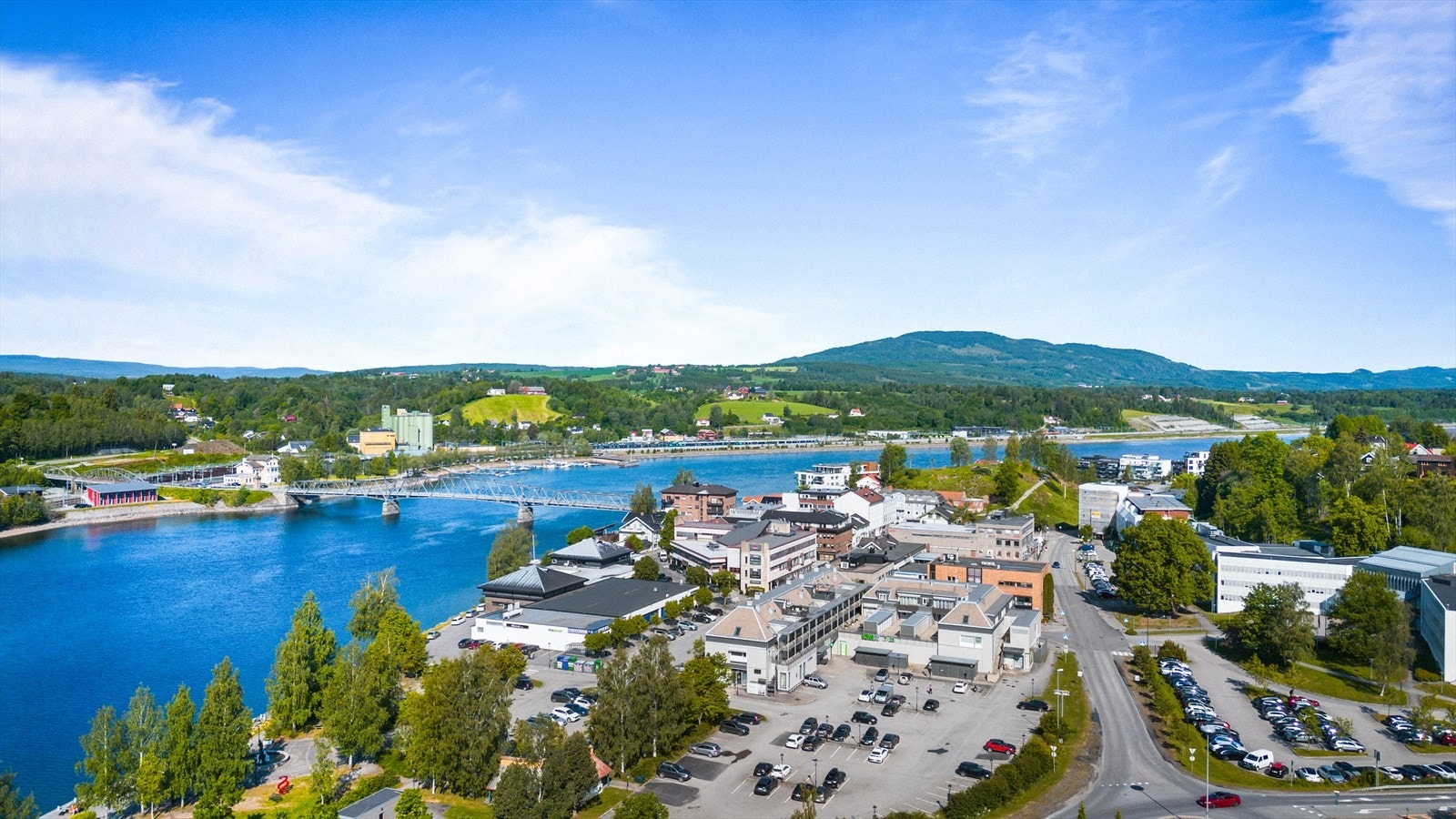 Umiddelbar nærhet til skoler, servicetilbud og butikker. Det er gangavstand til til Eidsvoll stasjon med gode togforbindelser. 35 min til Oslo S og 40 min til Hamar. Galleribilde
