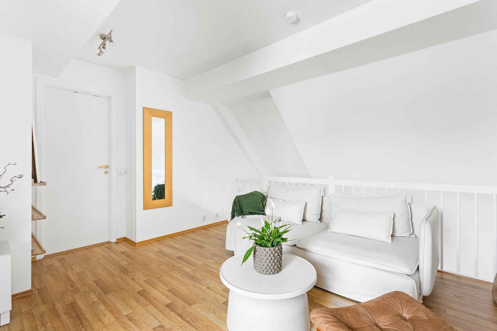 Loftstue med skråtak og store vindusflater - en perfekt ekstra stuesone. Galleribilde