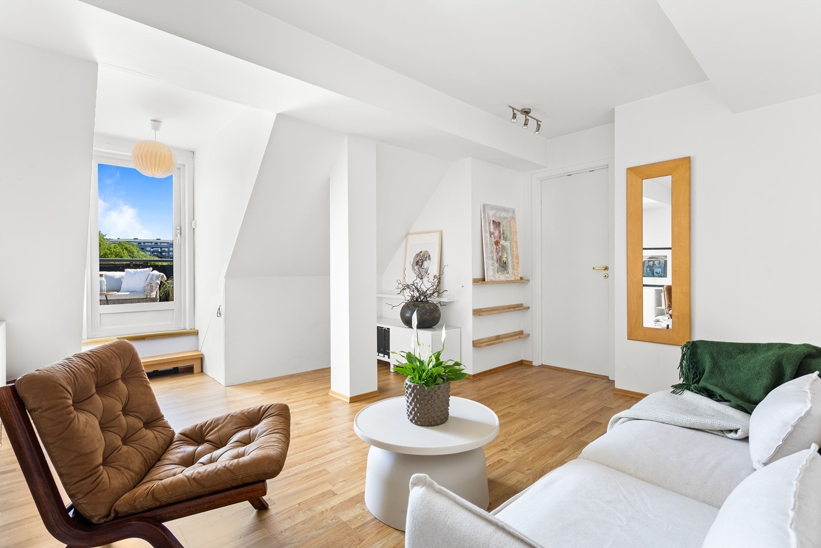 Fra loftstuen er det direkte utgang til den private takterrassen. Galleribilde