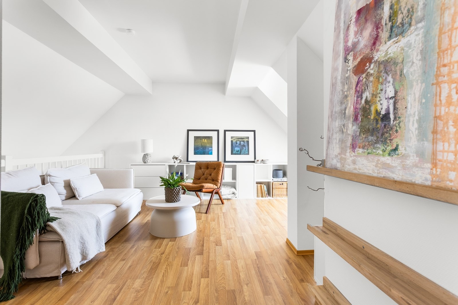 Loftstuen er et fleksibelt rom for ekstra TV-stue, lekerom eller arbeidsplass. Galleribilde