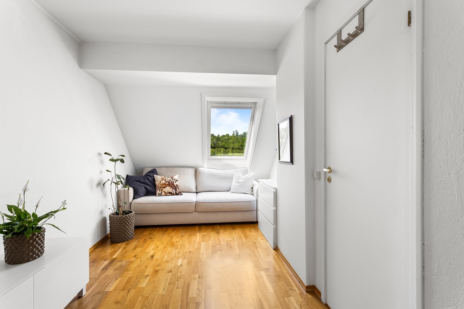 Soverom med god plass til dobbeltseng og garderobeløsning, tilrettelagt for komfort. Galleribilde