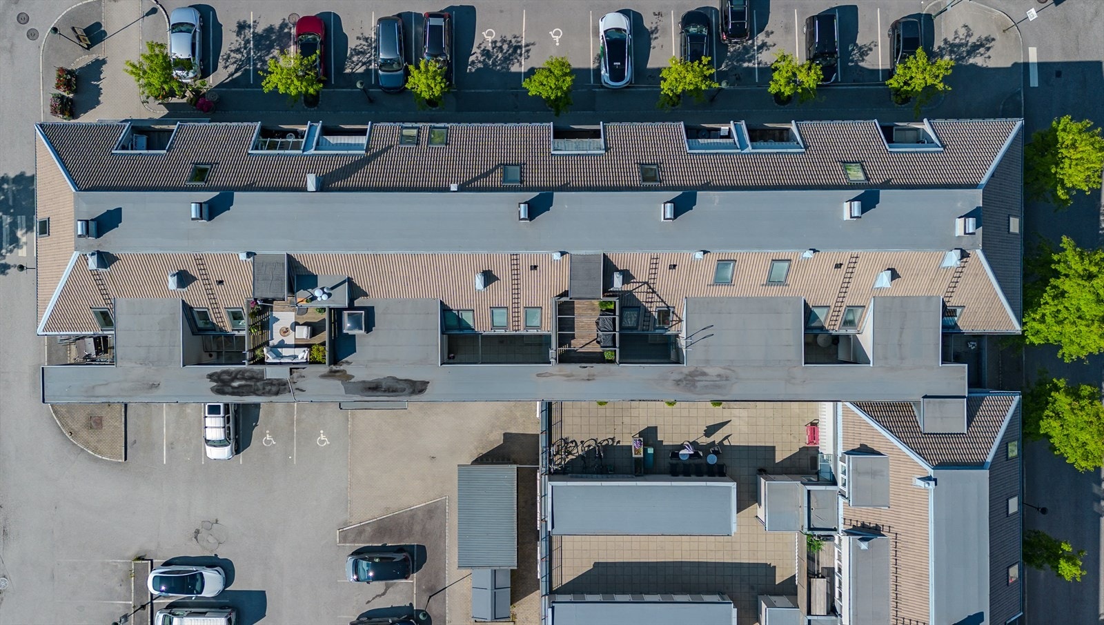 Oversiktlig boligkompleks med gode fellesarealer og egen biloppstillingsplass. Galleribilde