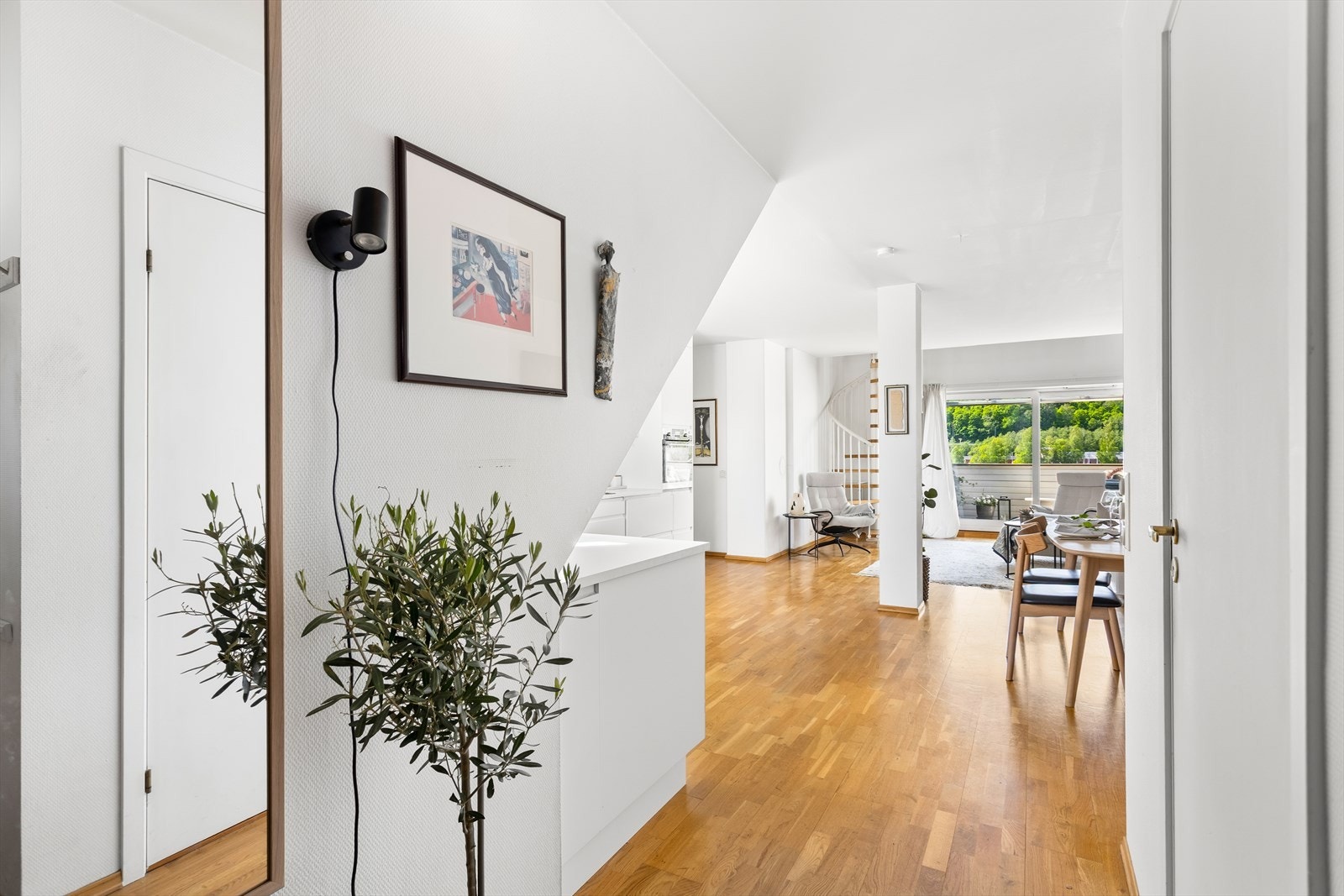 Entré med direkte tilgang til boligens hovedrom og praktisk oppbevaringsmulighet. Galleribilde