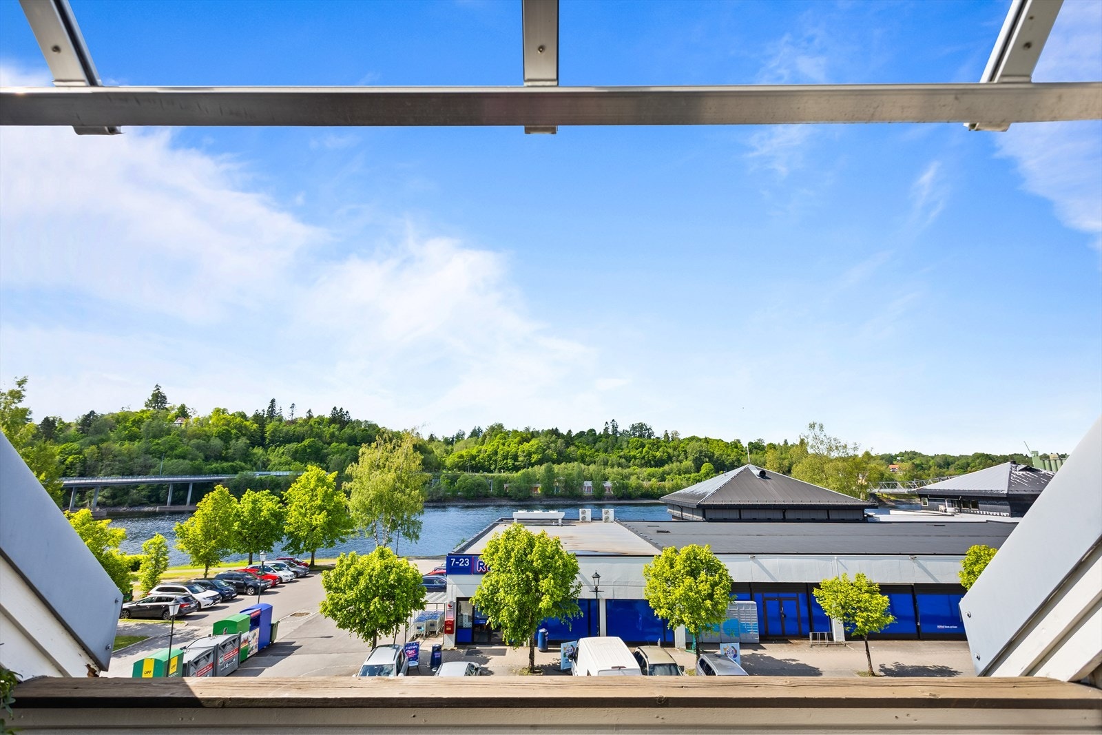 Det er markise og delvis glasstak på balkong. Galleribilde