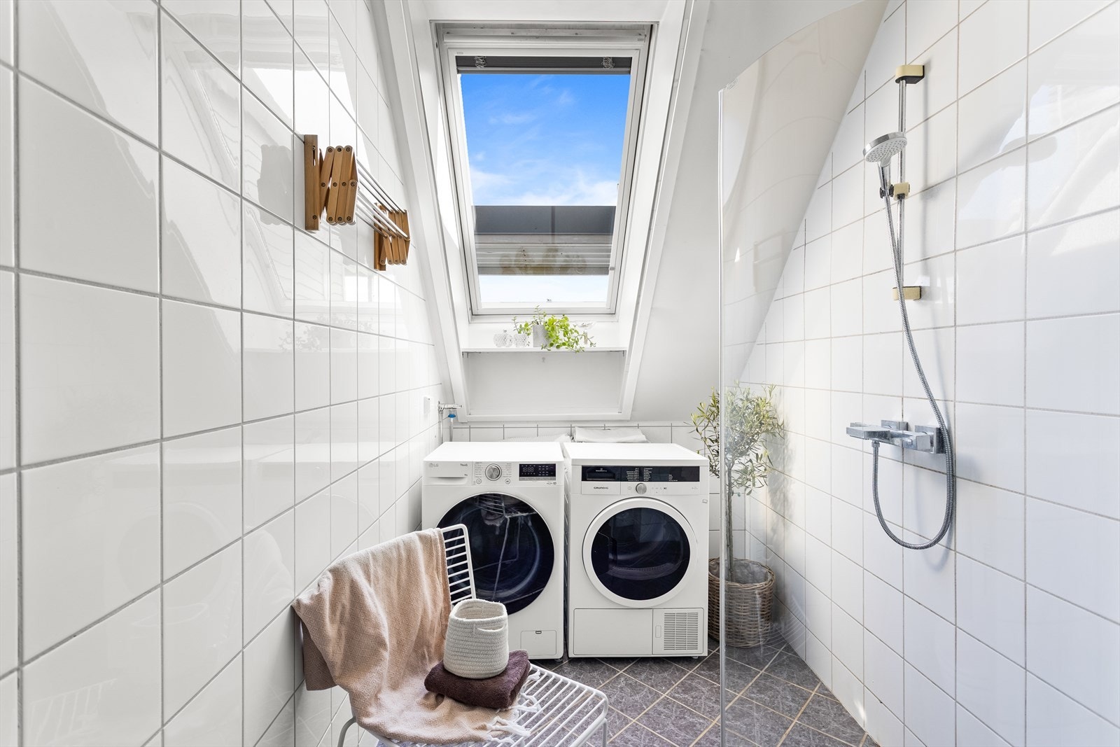 Effektiv løsning på badet med plass til både vask og tørk. Galleribilde