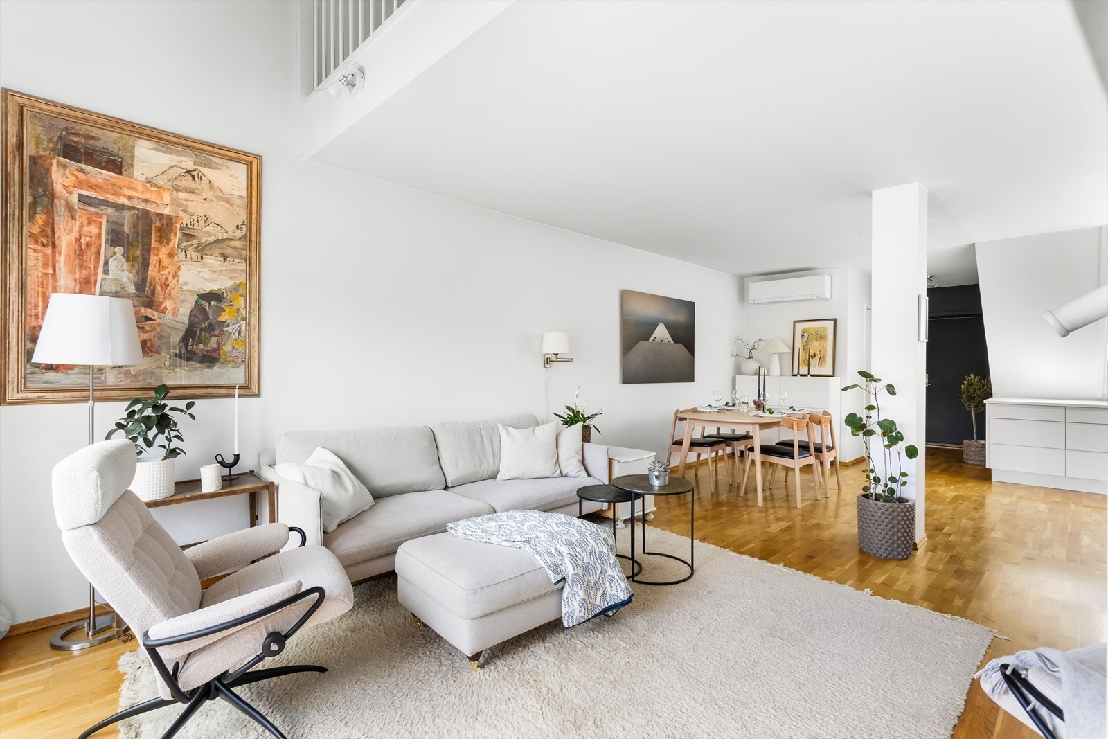 Stue med plass til både sofagruppe og spisestue, ideell for sosiale sammenkomster. Galleribilde