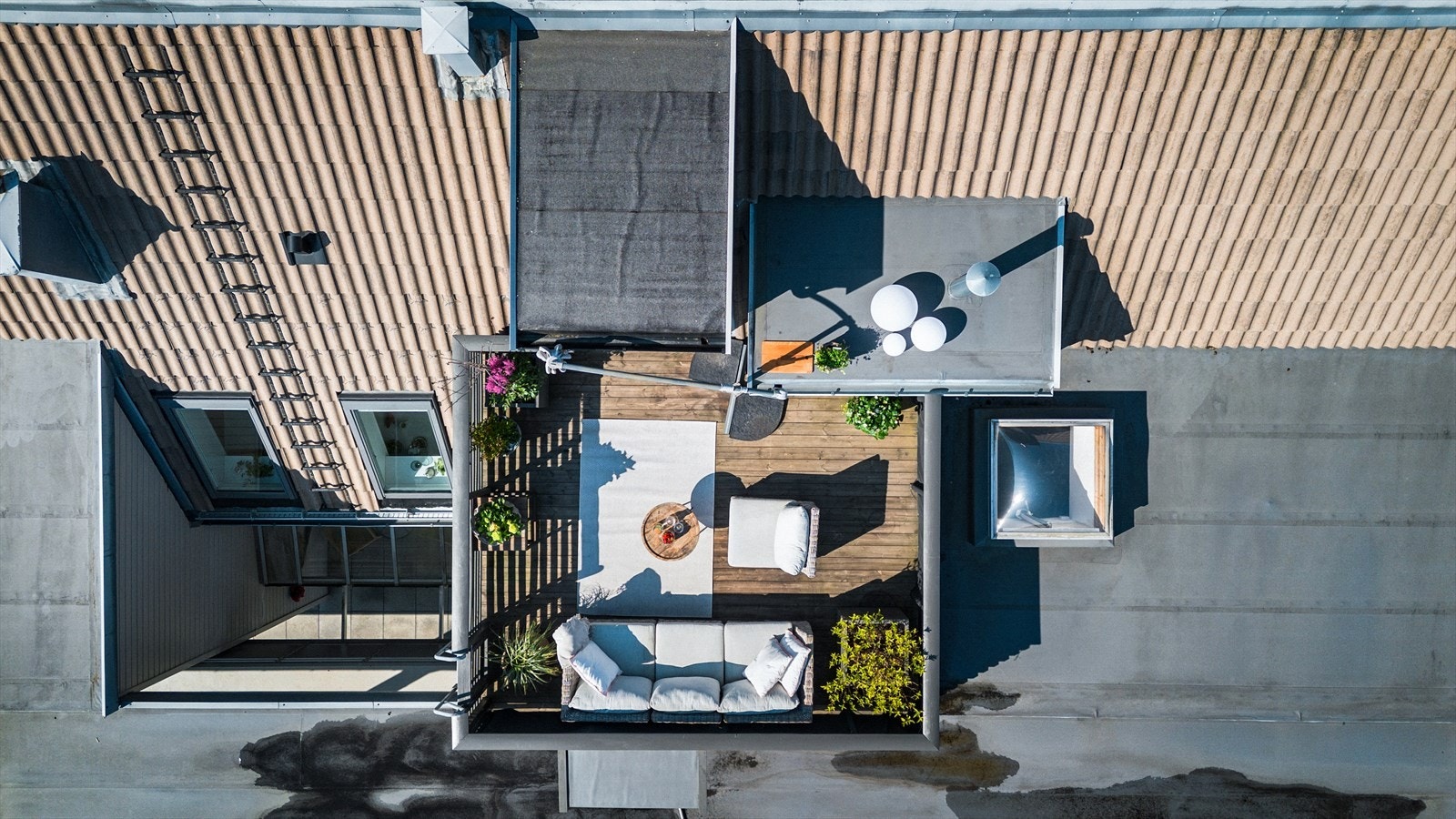 Romslig takterrasse på 14 m² gir deg mulighet for både rekreasjon og sosiale sammenkomster. Galleribilde