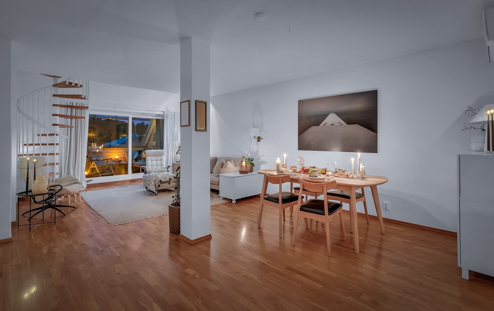Spisestue med god plass til lange måltider og hyggelige sammenkomster. Galleribilde